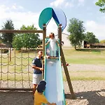 Vvf Dordogne Lot 假日公园